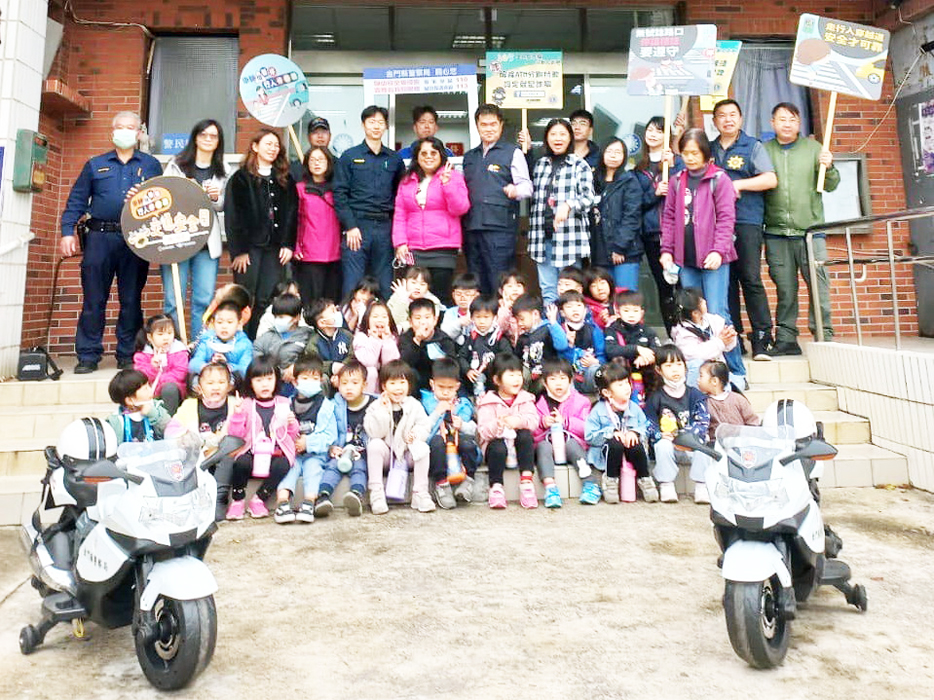 烈嶼鄉上岐國小附幼的小朋友日前抵金城分局烈嶼分駐所進行「小小警察體驗」活動，金城分局分局長方子欽親自為小朋友做簡單的婦幼安全與交通安全常識宣導並合照留念。（金城分局提供）