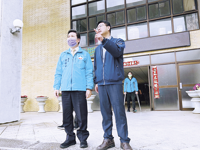 縣長陳福海率社會處長、衛生局長等相關業務同仁，前往國立金門高級農工職業學校拜會校長吳志衍，針對技職檢定場的設置等議題交換意見。（金門農工提供）
