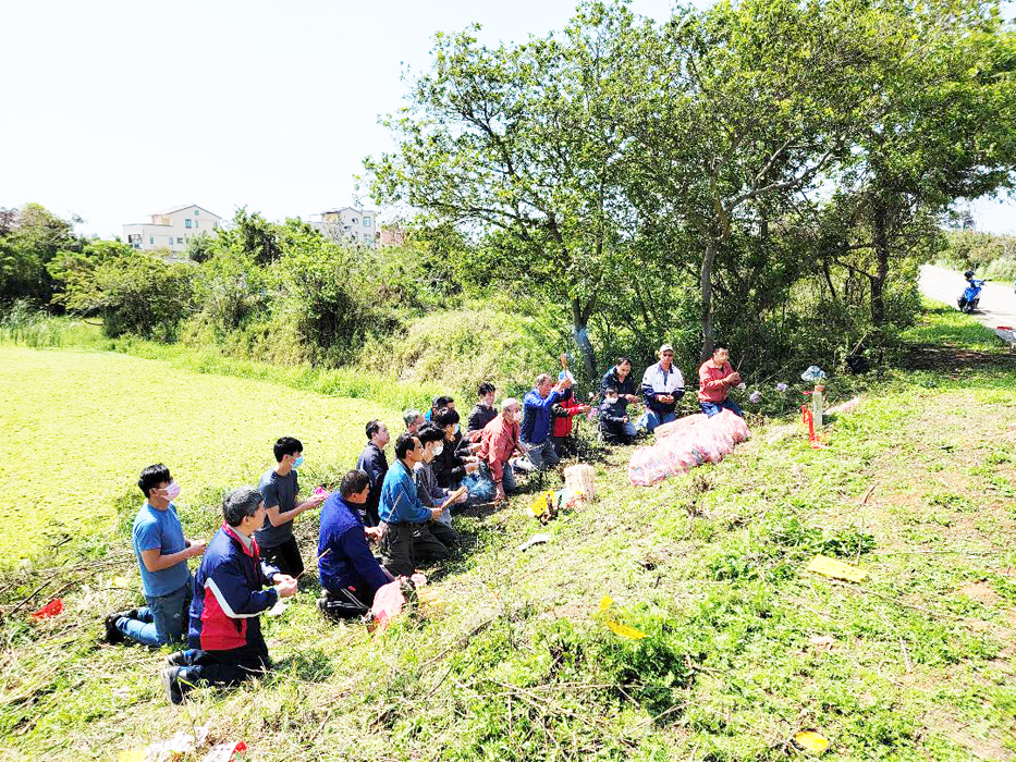 古寧頭李氏族人,依循傳統進行祭祖、掃墓、「吃頭」的習俗,表達對李氏先祖慎終追遠和崇敬祖先,感念祖宗庇佑。
(照片由李有忠提供)