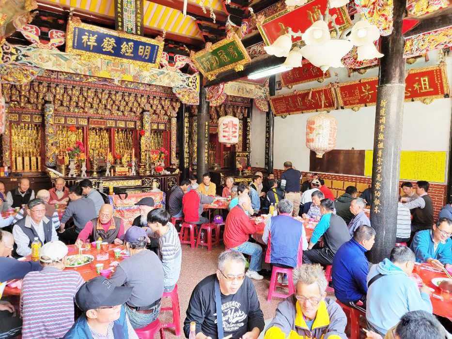 古寧頭李氏族人,依循傳統進行祭祖、掃墓、「吃頭」的習俗,表達對李氏先祖慎終追遠和崇敬祖先,感念祖宗庇佑。
(照片由李有忠提供)