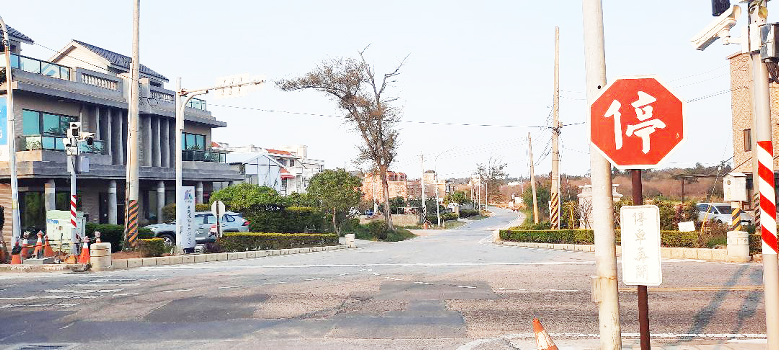 駕駛行經無號誌路口要停車再開,以免發生車禍肇事、賠錢又罰款。(照片由金門縣警察局提供)