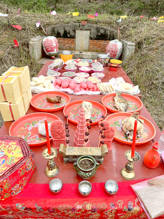 社團法人金門許氏宗親會於今年清明節在後浦許厝墓舉行祭祀儀式,當晚並在金城許氏家廟及高陽堂吃頭,序昭穆,庶分流,緬懷祖先功德,以啟後進。(金門許氏宗親會提供)