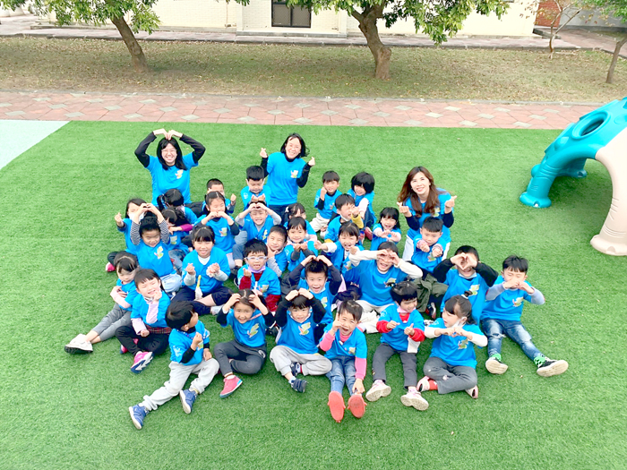 安瀾附幼辦理「擁抱幸福，歡喜來運動」親子體能活動，輔仁大學幼兒體育系教授黃棟樑到場指導。
（安瀾國小提供）