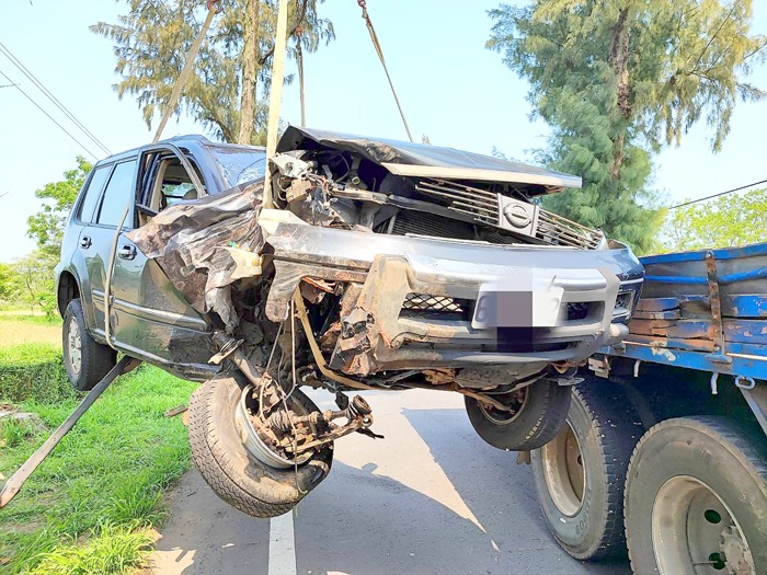 張姓男子駕駛黑色小客貨車載著友人，不明原因撞上一旁路樹，車頭嚴重毀損。（民眾提供／金湖分局提供）