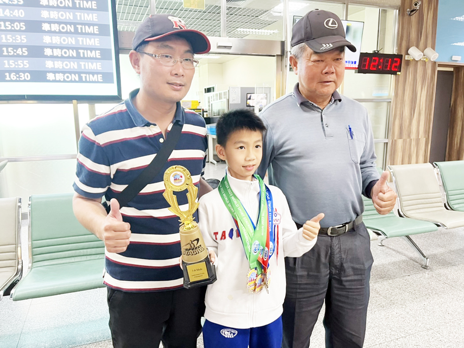 今年競技疊杯世錦賽，俞景仁（中）帶回5金1銀的好成績，爸爸俞紹揚（左）及阿公相當開心。（高凡淳攝）