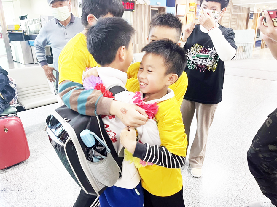 看到同學們接機，俞景仁開心上前擁抱。
（高凡淳攝）