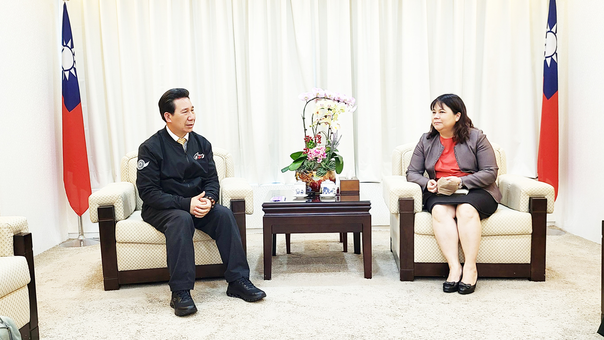 拜會陸委會副主委李麗珍（圖右），爭取支持陸客赴金旅遊等重要計畫。（縣府提供）