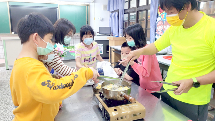 石蚵美食製作。（古寧國小提供）