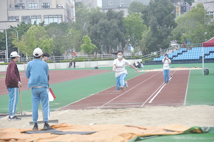 金城學區111學年度中小學聯合田徑賽運動會，昨日下午起在縣立田徑場盛大舉行。（李增汪攝）