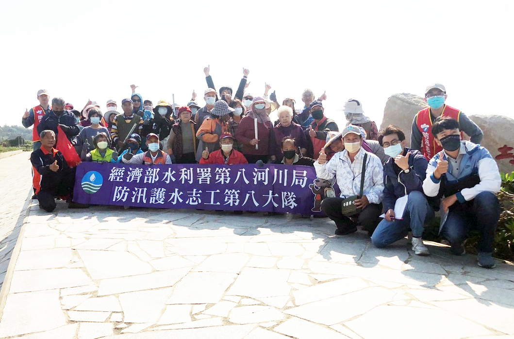 經濟部水利署第八河川局在金湖鎮尚義、成功海堤舉辦一一二年度第二場淨灘活動-「守護美麗金海岸.你我相約淨灘去」活動。(第八河川局提供)