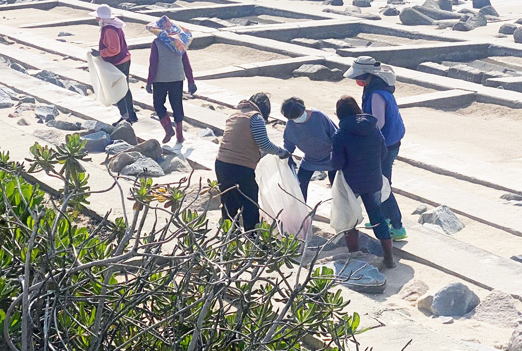 經濟部水利署第八河川局在金湖鎮尚義、成功海堤舉辦一一二年度第二場淨灘活動-「守護美麗金海岸.你我相約淨灘去」活動。(第八河川局提供)