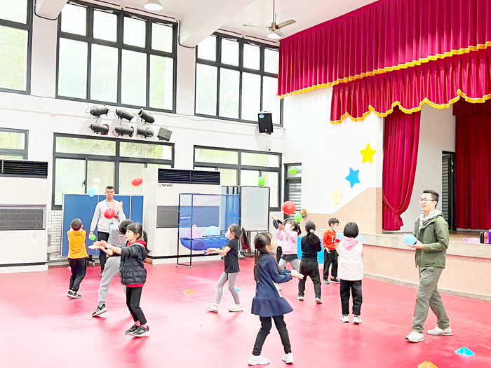 課程結合孩子們十分感興趣的「氣球」，希望利用學生與氣球的互動，訓練孩子球感的同時，培養學英文的興趣。（卓環國小提供）