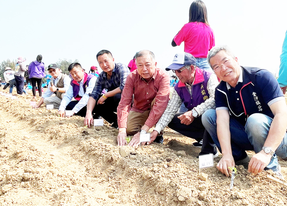 第十二屆新前墩西瓜節將於七月登場。新前墩4月13日辦理種西瓜活動，與會貴賓偕多年、柏村、安瀾三校近300位師生一起種西瓜，期待暑期前享受豐碩的成果。（陳麗妤攝）