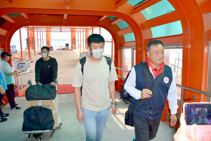 大陸海難漁民家屬在金門紅十字會總幹事呂忠飛陪同下,搭乘小三通客輪來金門,準備接回親人靈骨。 (莊煥寧攝)