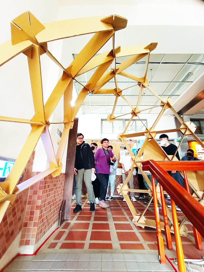 金門大學建築學系舉辦實構成果作品展，圖為瓦楞紙建築作品。（金大提供）
