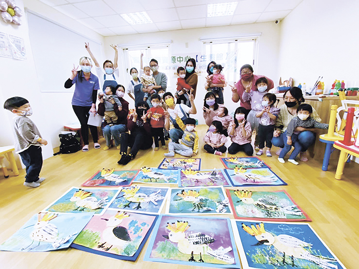 孩子們運用色彩創意，創造出屬於自己獨一無二的戴勝鳥。（烈嶼托育資源中心提供）