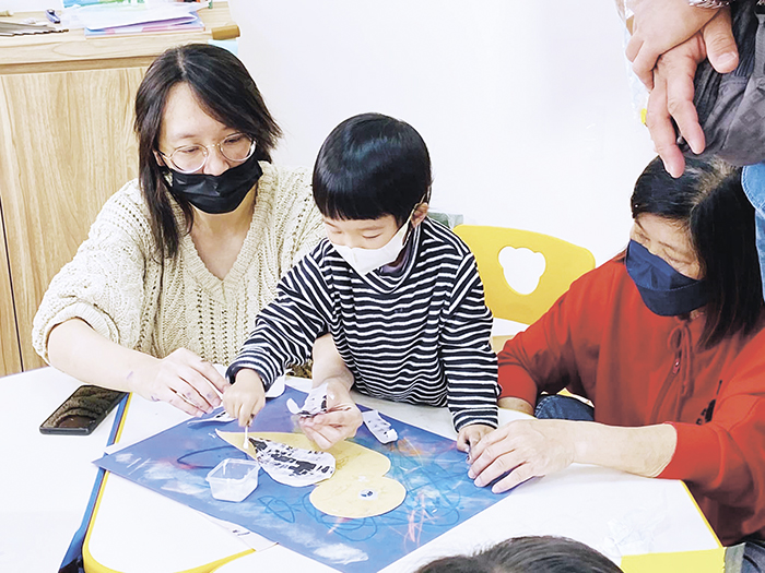 孩子們運用色彩創意，創造出屬於自己獨一無二的戴勝鳥。（烈嶼托育資源中心提供）