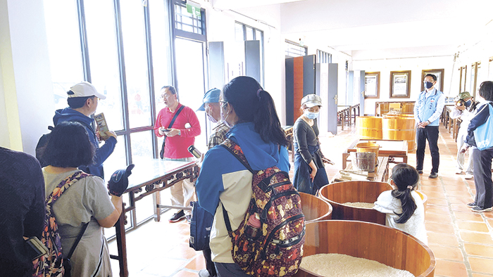 春探西園-鹽場傳統鹽業導覽體驗教育活動，4月15日登場，76位民眾分4梯次，在西園鹽場導覽解說志工帶領下，走進展館及鹽田，經晒鹽、收鹽、香氛鹽除濕袋手作及寫生等活動，了解傳統鹽田經營之艱辛及鹽在生活中之多元利用，同時也紀錄鹽田景觀之美。（陳麗妤攝）