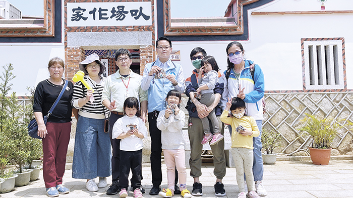 春探西園-鹽場傳統鹽業導覽體驗教育活動，4月15日登場，76位民眾分4梯次，在西園鹽場導覽解說志工帶領下，走進展館及鹽田，經晒鹽、收鹽、香氛鹽除濕袋手作及寫生等活動，了解傳統鹽田經營之艱辛及鹽在生活中之多元利用，同時也紀錄鹽田景觀之美。（陳麗妤攝）