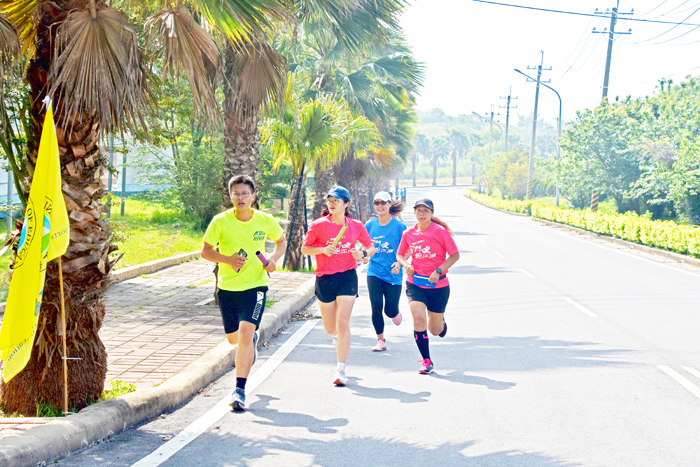 烈嶼環島接力賽全長20公里，選手們奮力奔跑，為隊伍爭取好成績。（高凡淳攝）