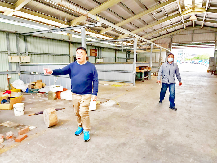 東門臨時市場近日拆除，李誠智前往會勘。（許峻魁攝）