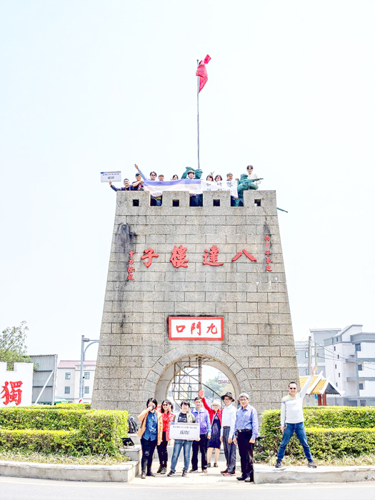 國立臺南生活美學館4月15日於烈嶼鄉文化館舉辦藝術家進駐見面會，來自不同領域的藝術家與地方社區代表齊聚一堂，透過在地特色飲食、在地嚮導說故事、藝術家創作分享，讓藝術家與社區互相傾聽、學習、交流。
（金門縣文化局提供）