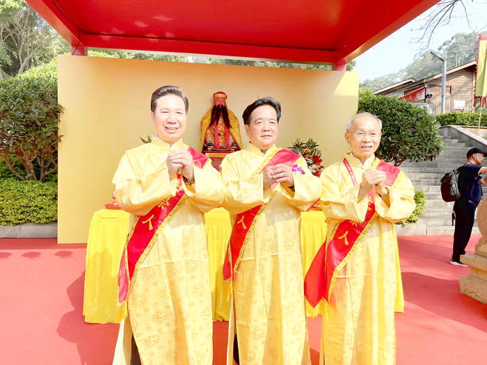 祭祀典禮由青礁慈濟祖宮理事長顏笛（中）、金門縣長陳福海（左）及前中國國民黨代理主席林政則（右）共同主祭。（陳冠霖攝）