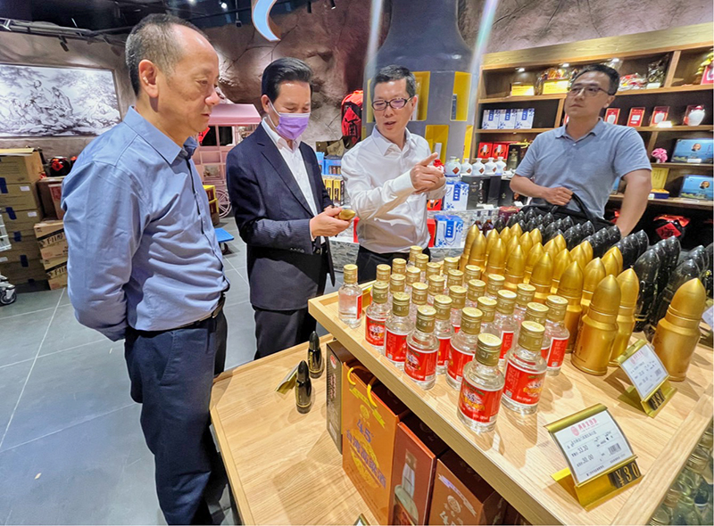 縣長陳福海參訪五通碼頭台灣生活館展售區。(陳冠霖攝)