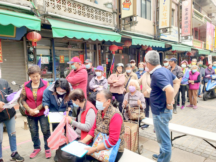 金沙場民眾一早即齊聚金沙戲院前等候，鎮長吳有家也到場關心，活動約一個小時左右結束，過程順利。（陳麗妤攝）