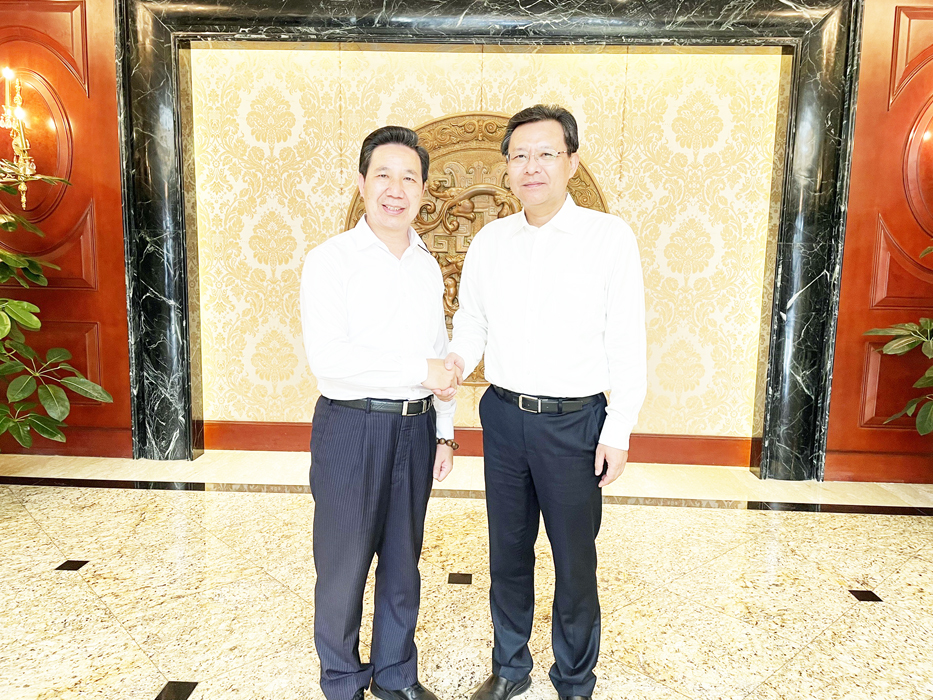 縣長陳福海(左)與廈門市委常委李偉華書記(右)交流,相談甚歡。(陳冠霖攝)