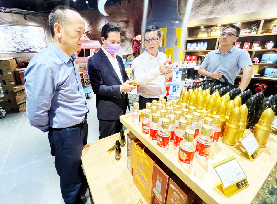 縣長陳福海參訪五通碼頭台灣生活館展售區。
(陳冠霖攝)