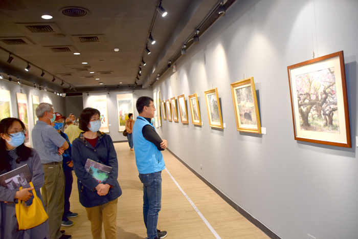 吸引地區藝文界人士到場觀展。（莊煥寧攝）