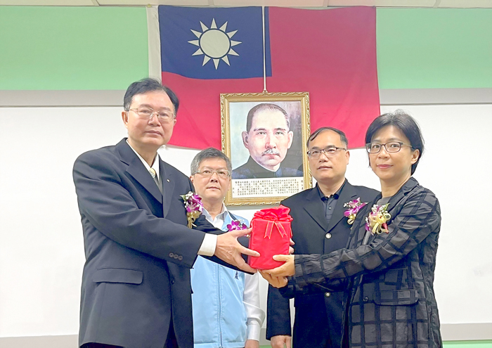 文化園區管理所原、新任所長交接典禮,在副縣長李文良、人事處處長錢忠直主持及監交下,由代理所長翁泉凱交接印信予新任所長楊珮瑤,並宣誓就職。(陳麗妤攝)