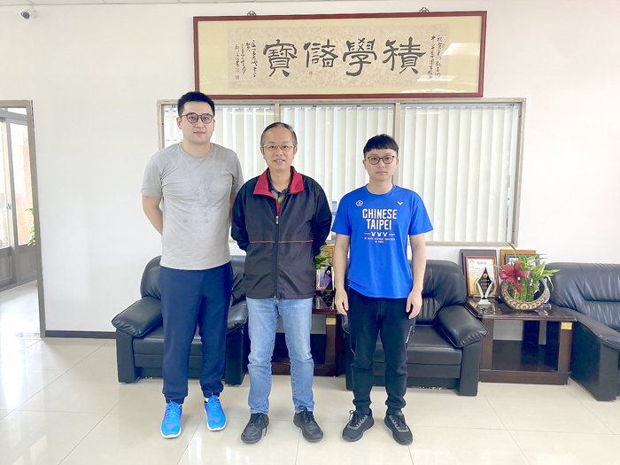金湖國中新聘兩位體育教練,包括籃球教練、前SBL球星羅鈺群(左)以及羽球教練張雲翔(右)。(金湖國中提供)