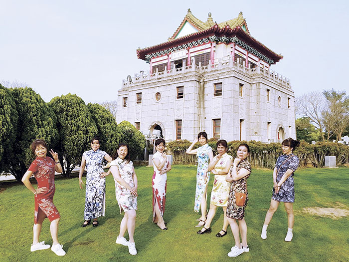 淡江旗袍同好會參訪團在大小金門景點打卡拍照，留下美美的旗袍身影。（淡江旗袍同好會提供）