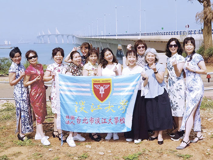 淡江旗袍同好會參訪團在大小金門景點打卡拍照，留下美美的旗袍身影。（淡江旗袍同好會提供）