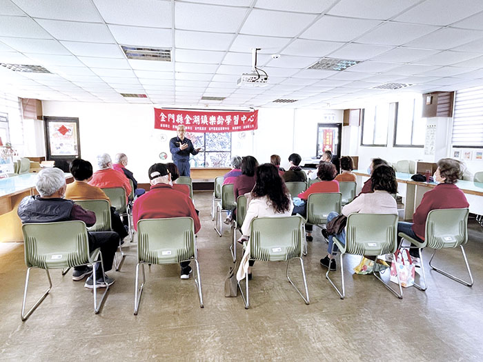 金湖分局向鄉親分享交通事故案例、路口安全及新修訂法令觀念，提醒大家注意交通安全。（金湖分局提供）