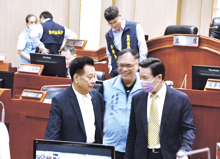 縣長陳福海與議長洪允典就縣政交流意見。(楊水詠攝)