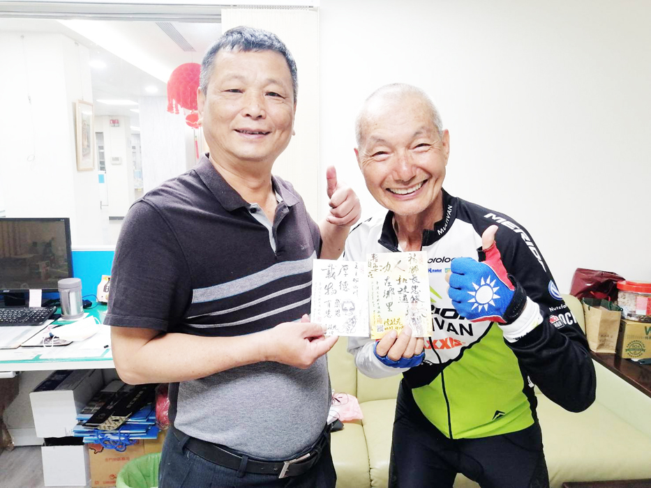 陳敏先用毛筆繕寫祝福卡給每位幫助過他的恩人。（金寧鄉公所提供）
