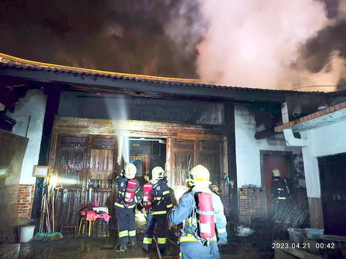 金城鎮前水頭一處閩式住宅21日暗夜發生火警，幸無人員傷亡。圖為職義消漏夜打火。
（消防局提供）