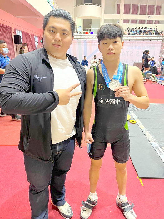 112年全國中等學校運動會進行中,沙中楊明諺(圖右),在教練董建榮(圖左)指導下,於國男組舉重49公斤級,奪得銀牌。
(金沙國中提供)