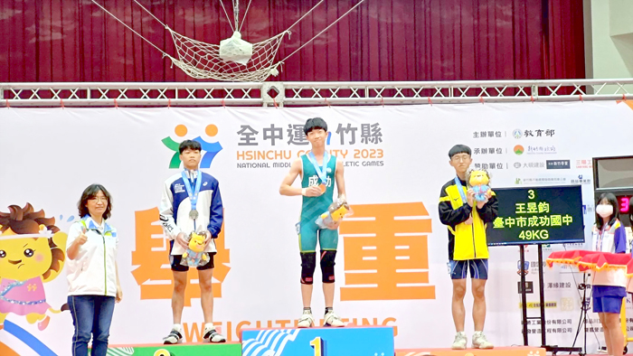 112年全國中等學校運動會進行中,沙中楊明諺(左2),在教練董建榮指導下,於國男組舉重49公斤級,奪得銀牌。
(金沙國中提供)