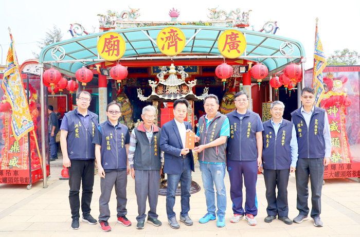 金門縣議長洪允典昨率議會團隊分往金寧鄉盤山村廣濟廟（圖）、烈嶼鄉青岐仙祖宮等廟宇參香祈福，並致贈爐敬金表祝賀。（議會提供）