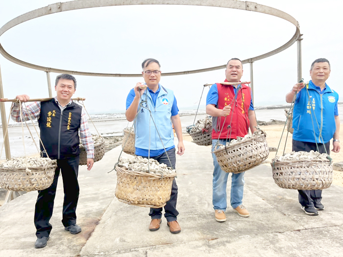 縣長陳福海與千人剝蚵的參與者寒暄；副縣長李文良等人由蚵田挑石蚵，為千人剝蚵揭序曲。（高凡淳攝）