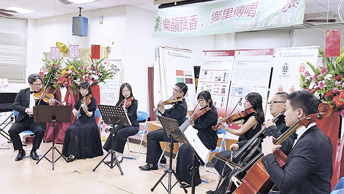 「樂韻飄香，鄉里傳唱」音樂會於瓊林里辦公處二樓辦理，4個團隊透過歌唱及樂器演奏，詮釋逾18首動人曲目，中西樂音的優美旋律，交織出一頁頁美麗樂章，也讓與會民眾聽得如痴如醉。（陳麗妤攝）