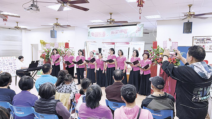 「樂韻飄香，鄉里傳唱」音樂會於瓊林里辦公處二樓辦理，4個團隊透過歌唱及樂器演奏，詮釋逾18首動人曲目，中西樂音的優美旋律，交織出一頁頁美麗樂章，也讓與會民眾聽得如痴如醉。（陳麗妤攝）