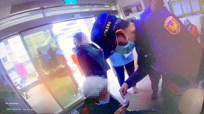 七旬婦人欲至金寧郵局提領30萬元，機警行員察覺有異，通報警方到場，否則婦人險被詐騙。（金城分局提供）