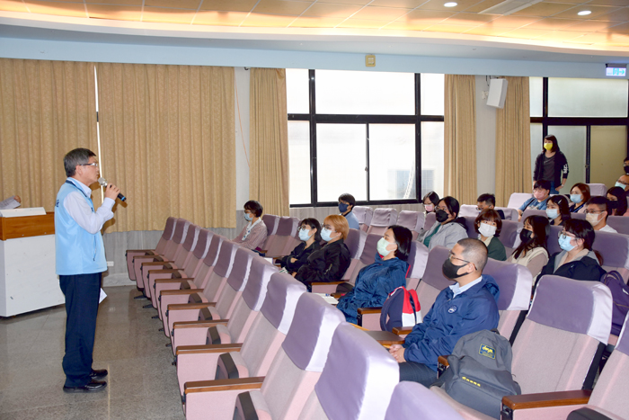 縣府昨日舉辦111年地方特考考試錄取新進公務人員教育訓練,人事處長錢忠直到場開場致詞。(翁維智攝)