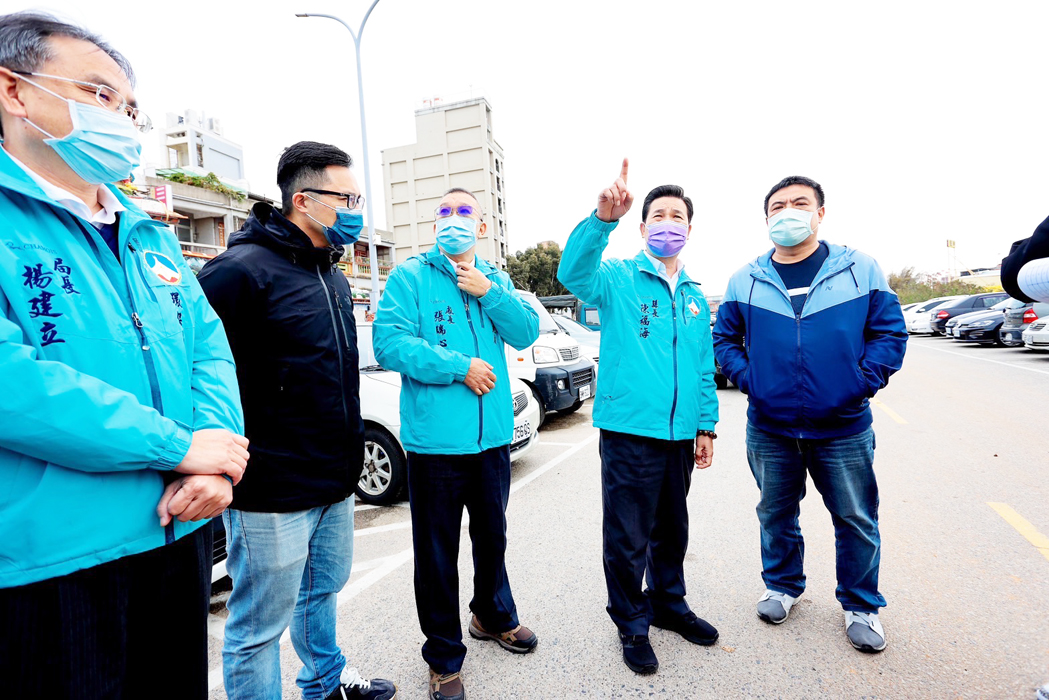 陳福海指示觀光處研擬短中長期計畫,持續改善城區停車問題。(縣府提供)