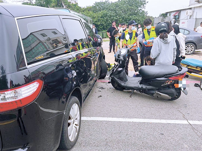 環島北路文化局前24日傍晚發生車禍，機車駕駛及附載乘客受傷送醫。（金城分局提供）